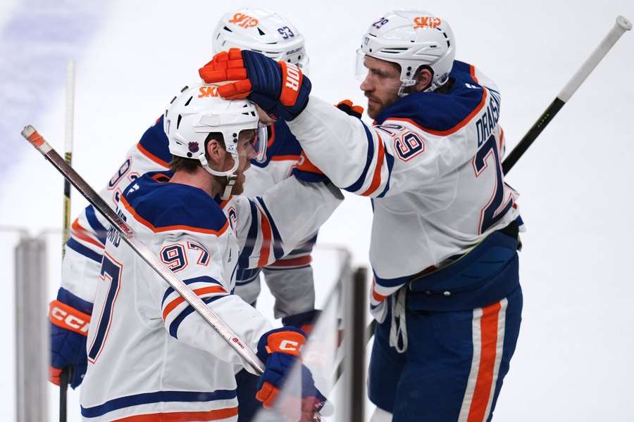Draisaitl jubelt mit McDavid und Nugent-Hopkins.
