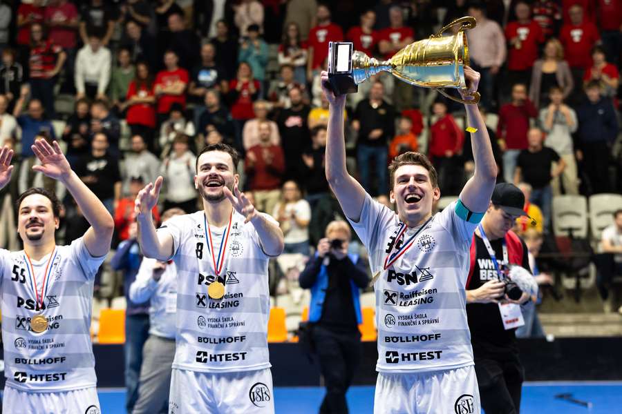 Martin Kisugite, Jonáš Kreysa a kapitán Tatranu Marek Beneš s pohárem pro vítěze Champions Cupu.