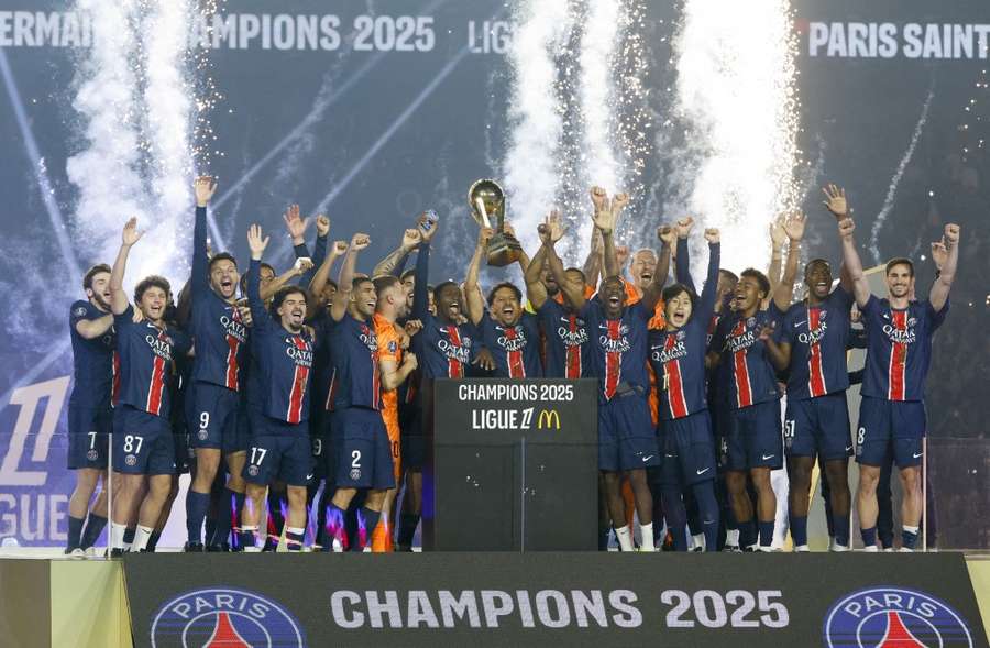 El capitán del PSG, Marquinhos, y sus compañeros de equipo celebran durante la ceremonia del trofeo de la Ligue 1 al final del partido de la liga francesa Ligue 1 entre el Paris Saint-Germain (PSG) y el AJ Auxerre (AJA) el 17 de mayo de 2025 en el Parc des Princes en París, Francia. El capitán del PSG, Marquinhos, y sus compañeros de equipo celebran durante la ceremonia del trofeo de la Ligue 1 al final del partido de la liga francesa Ligue 1 entre el Paris Saint-Germain (PSG) y el AJ Auxerre (AJA) el 17 de mayo de 2025 en el Parc des Princes en París, Francia.