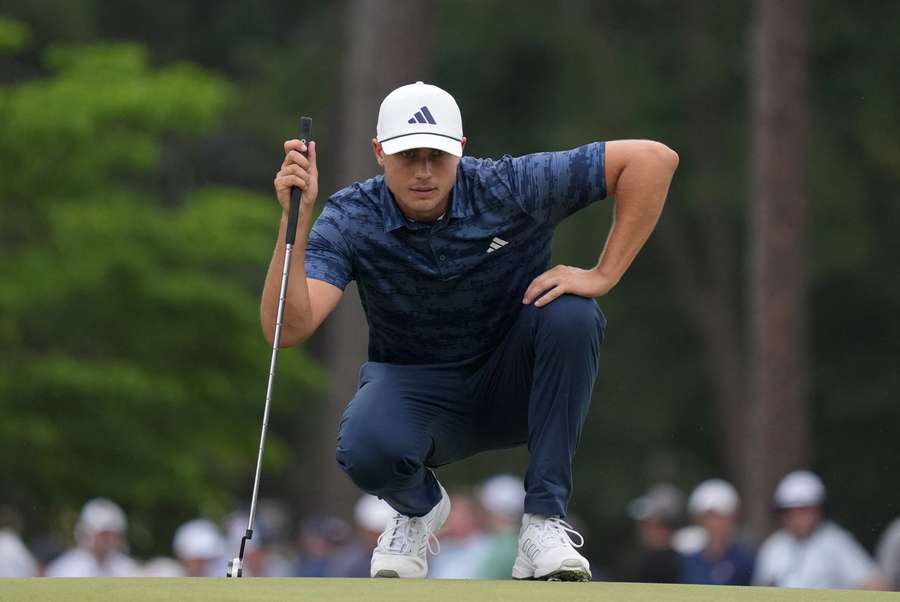 Ludvig Aberg prepara-se para dar um putt no green do oitavo buraco Ludvig Aberg prepara-se para dar um putt no green do oitavo buraco