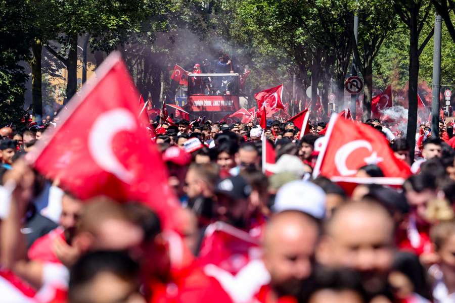 A maré de adeptos turcos a caminho do estádio