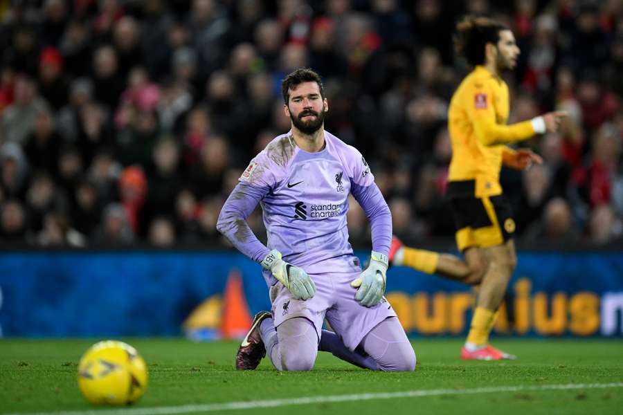 Alisson ofereceu o 1-0 a Gonçalo Guedes, aos 26 minutos