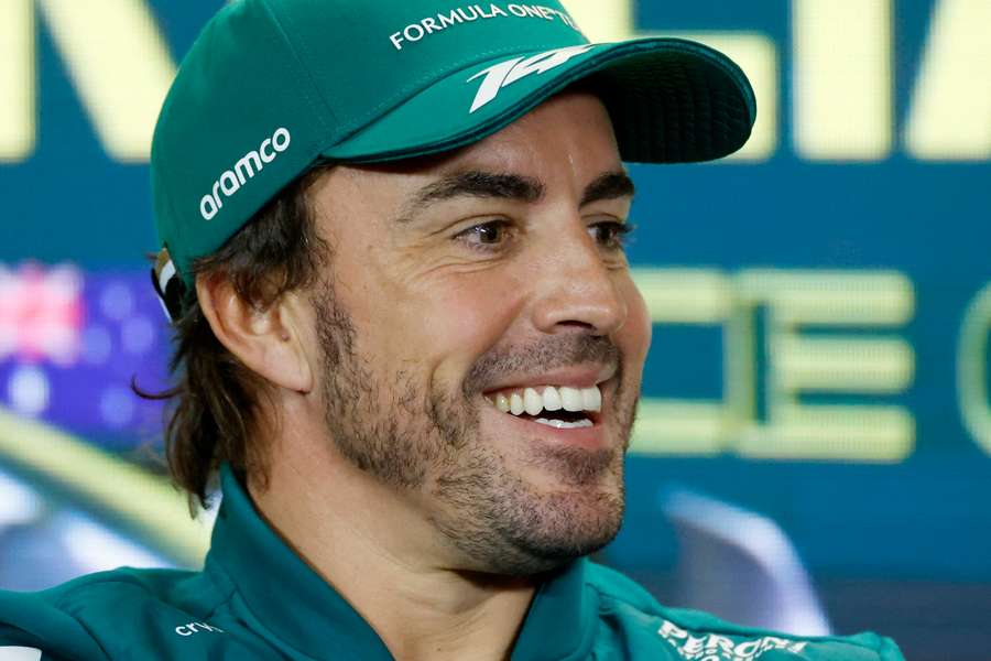 Fernando Alonso de la Aston Martin în timpul conferinței de presă, înaintea Marelui Premiu al Australiei