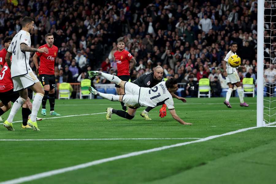 Real Madrid-aanvaller Brahim Diaz duikt op voor Mallorca-doelman Predrag Rajkovic