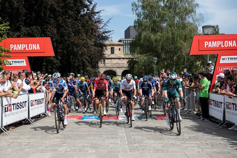 Os ciclistas da La Vuelta no início da etapa em Pamplona