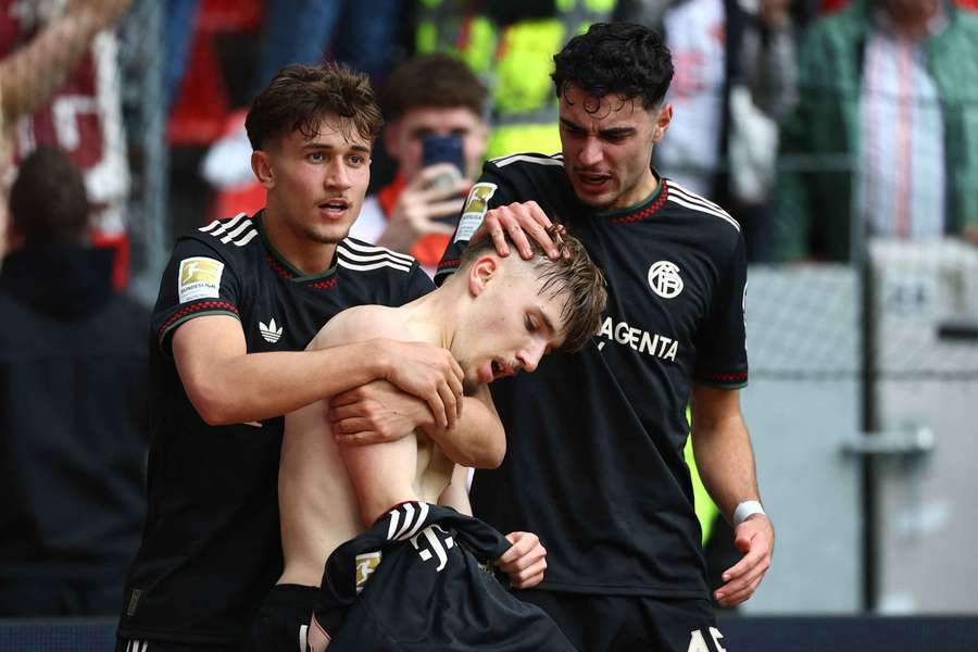 Lennart Karl (M.) ist der prominenteste Vertreter der neuen Bayern-Nachwuchsstrategie.