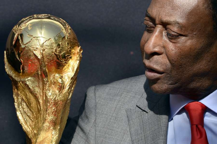 Pelé mira la Copa del Mundo