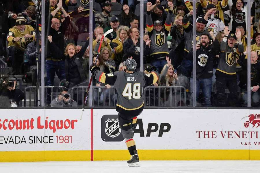 Tomáš Hertl střelecky táhne Vegas.