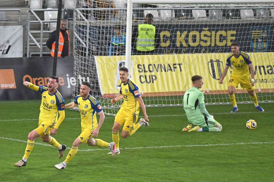 Košičania sa tešia z víťazného gólu Dimuna. Košičania sa tešia z víťazného gólu Dimuna.