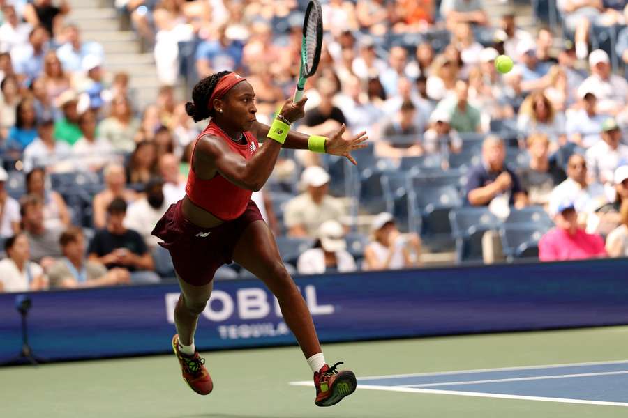 Coco Gauff returnează o lovitură a Mirrei Andreeva în timpul meciului lor