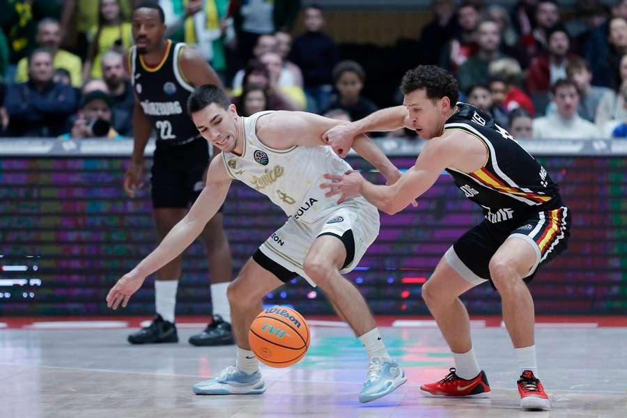 Levice sa ujali vedenia v sérii.