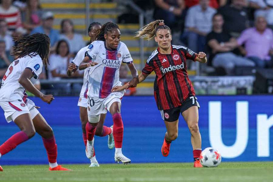Le PSG arrache un bon match nul à Francfort en barrage aller de Ligue des champions