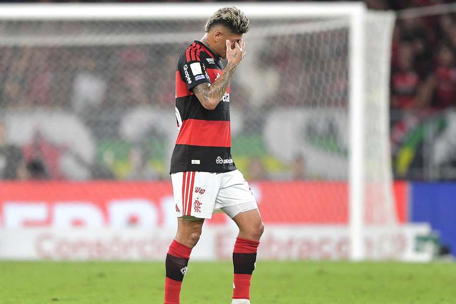 Carrascal deixa o campo após expulsão Carrascal deixa o campo após expulsão
