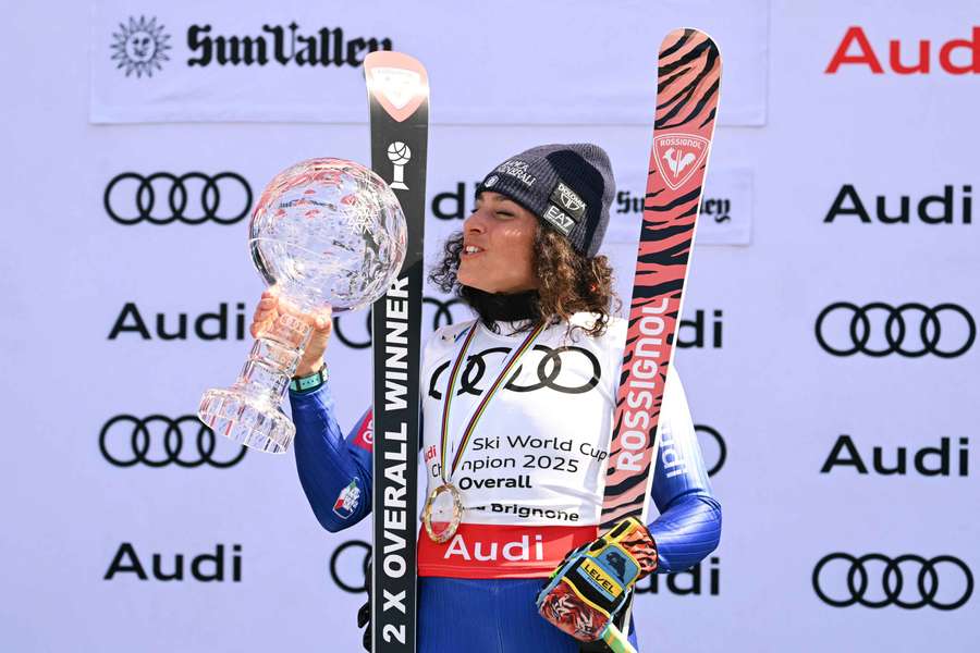 Federica Brignone con la Coppa del mondo conquistata lo scorso marzo