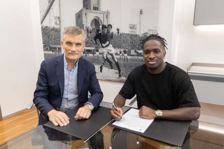 Rowe a signé son contrat avec Bologne.