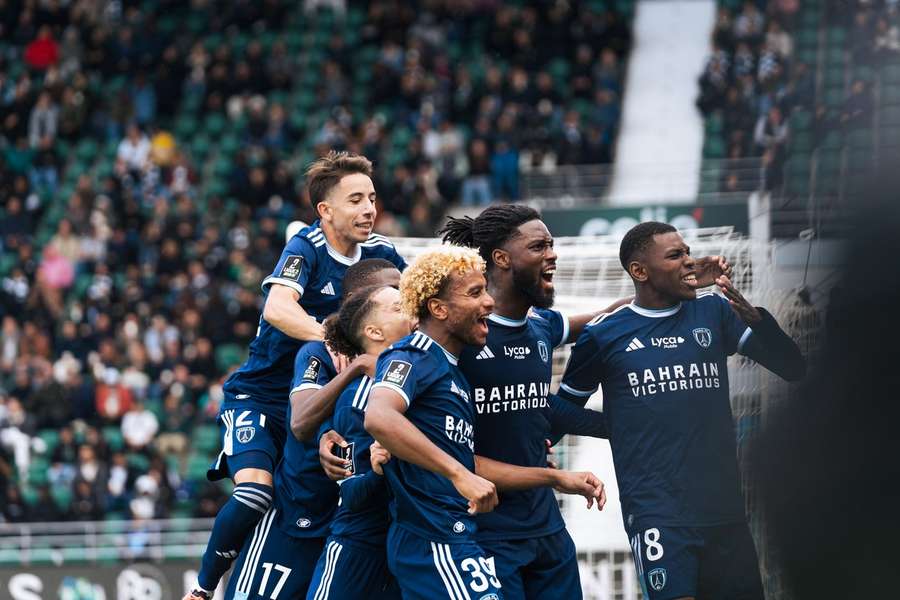 Le Paris FC célébrant sa dernière victoire.