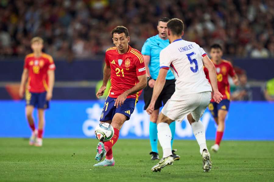 Oyarzábal, ante Lenglet en el España-Francia
