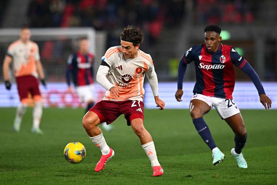 Dybala y Lucumì durante el Bolonia-Roma