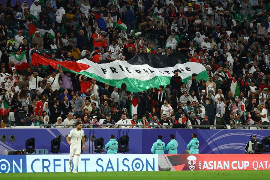 Bandeira da Palestina Livre em exibição no jogo entre a Palestina e o Irão 