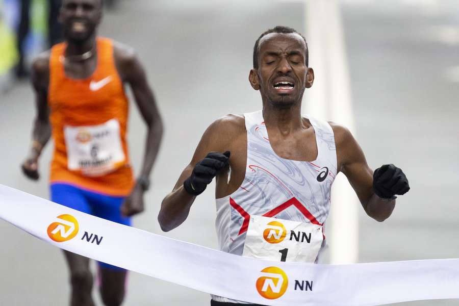 Bashir Abdi wint de marathon van Rotterdam 