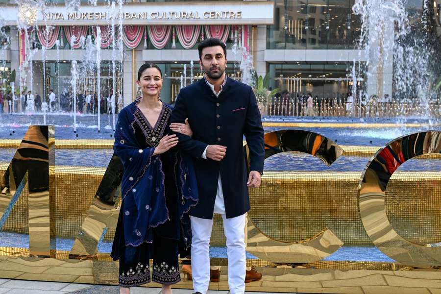 Alia Bhatt (l.) and Ranbir Kapoor bei der Sitzung des indischen olympischen Komitees.