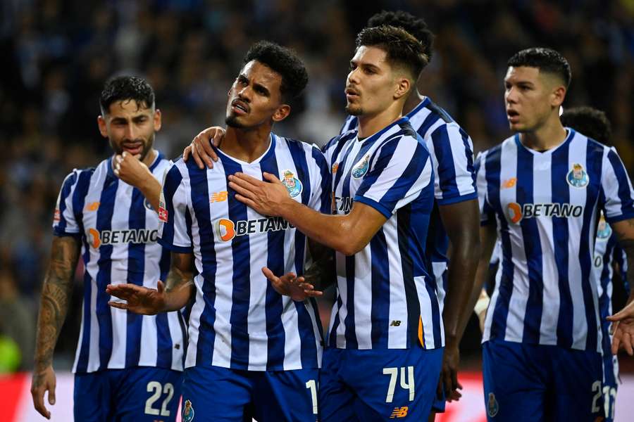 Galeno celebra con sus compañeros su gol ante su exequipo