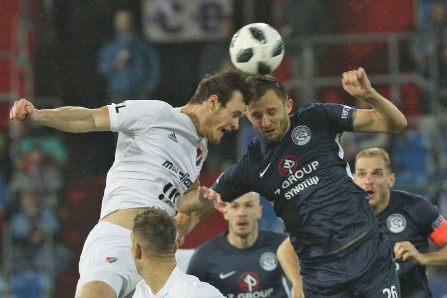 Jakub Šašinka v akci ještě v dresu Baníku Ostrava. Jakub Šašinka v akci ještě v dresu Baníku Ostrava.