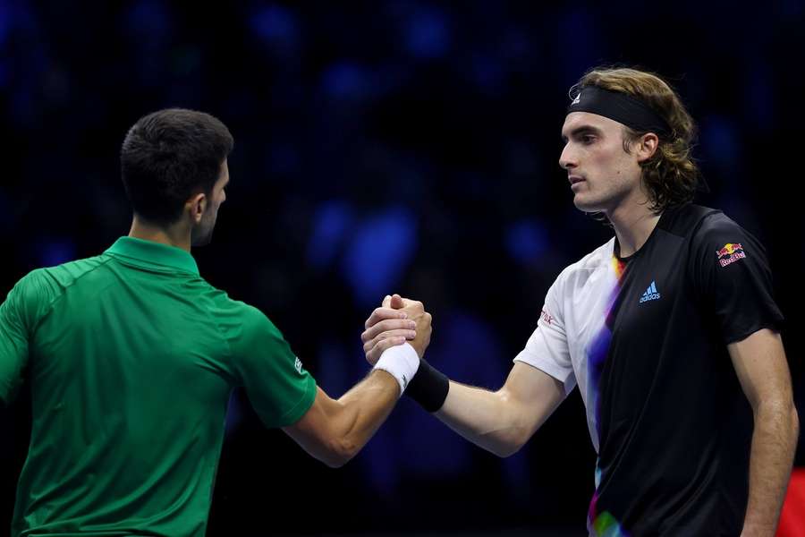 Stefanos Tsitsipas (r.) und Novak Djokovic stehen sich im Finale der Australian Open gegenüber.