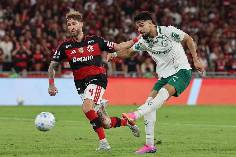 Palmeiras e Flamengo seguem brigando pela liderança Palmeiras e Flamengo seguem brigando pela liderança