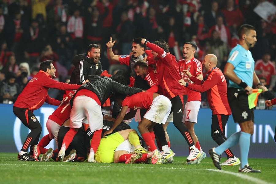 Águias fazem a festa após a defesa de Trubin