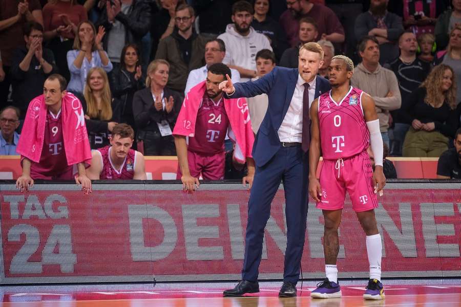 Gewannen die wichtigsten individuellen Auszeichnungen der Basketball Champions League: TJ Shorts (links) und sein Coach Tuomas Iisalo.ausgezeichnet