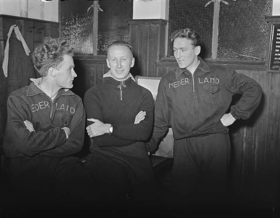 JAAP VAN DER LCK (C) Managed the Dutch National Team between 1949 and 1954