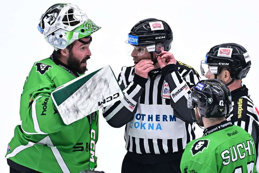 Brankár Furch v debate s rozhodcom po spornom góle.