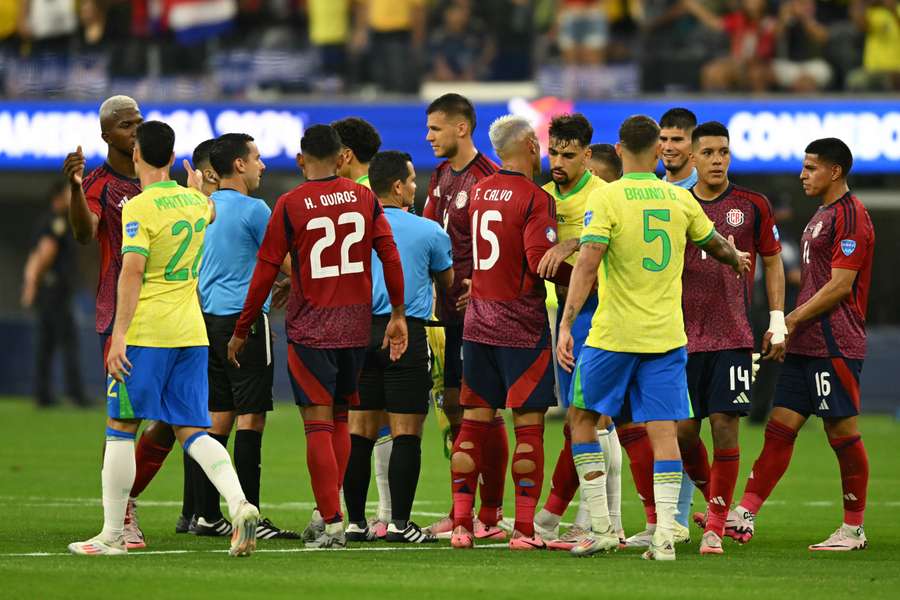 Jogadores de Brasil e Costa Rica cumprimentam-se após empate sem golos