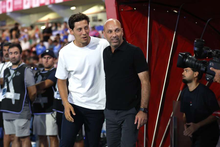 O abraço entre os dois treinadores O abraço entre os dois treinadores
