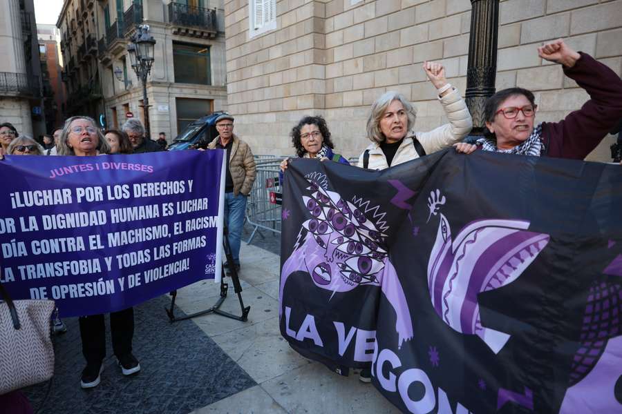 Liberdade concedida recentemente a Dani Alves foi alvo de protestos em Barcelona Liberdade concedida recentemente a Dani Alves foi alvo de protestos em Barcelona