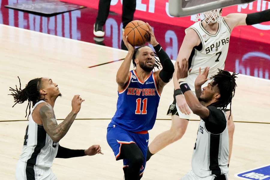 45 points pour Brunson, le titre pour les Knicks ! 45 points pour Brunson, le titre pour les Knicks !
