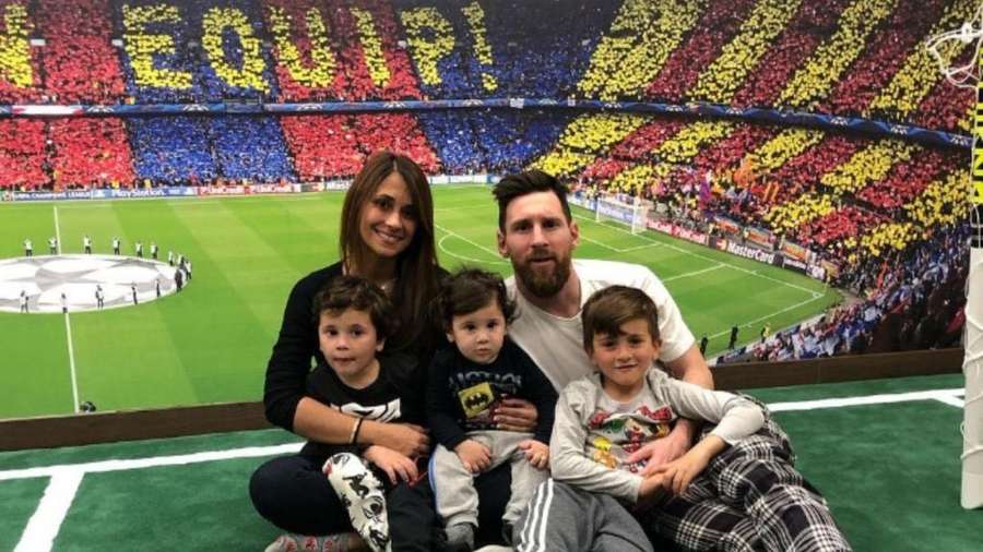 Messi e la sua famiglia, con il Camp Nou sullo sfondo
