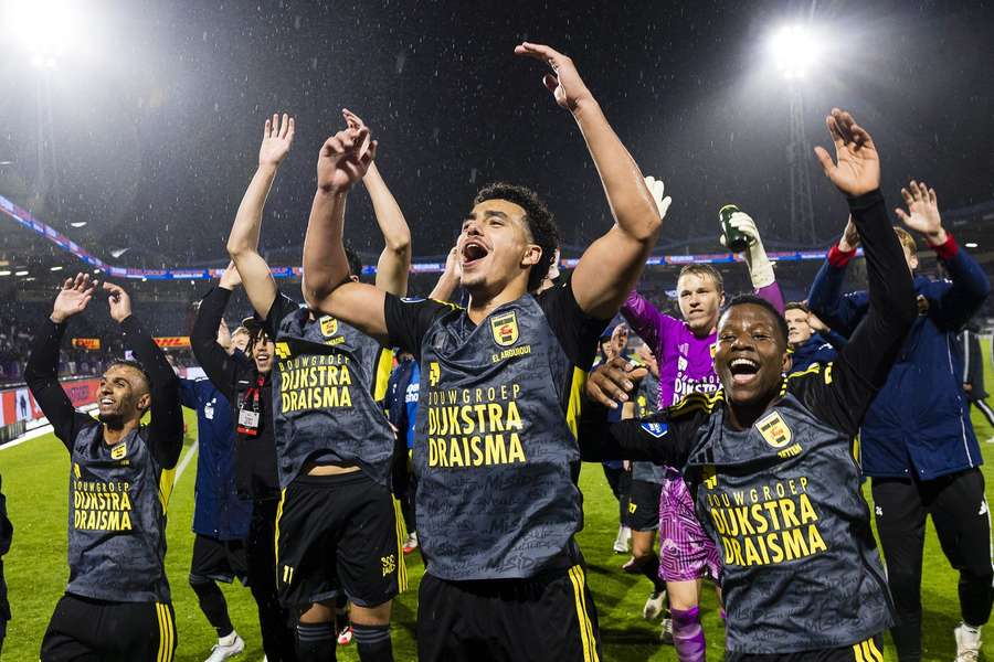 Cambuur celebrate the 6-1 win over Willem II