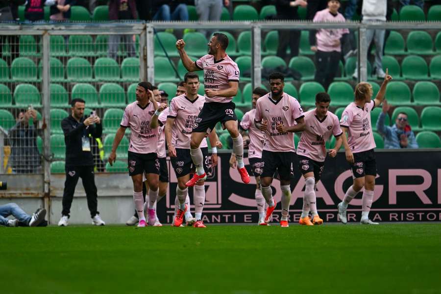 I giocatori del Palermo esultano per uno dei cinque gol segnati contro il Sassuolo