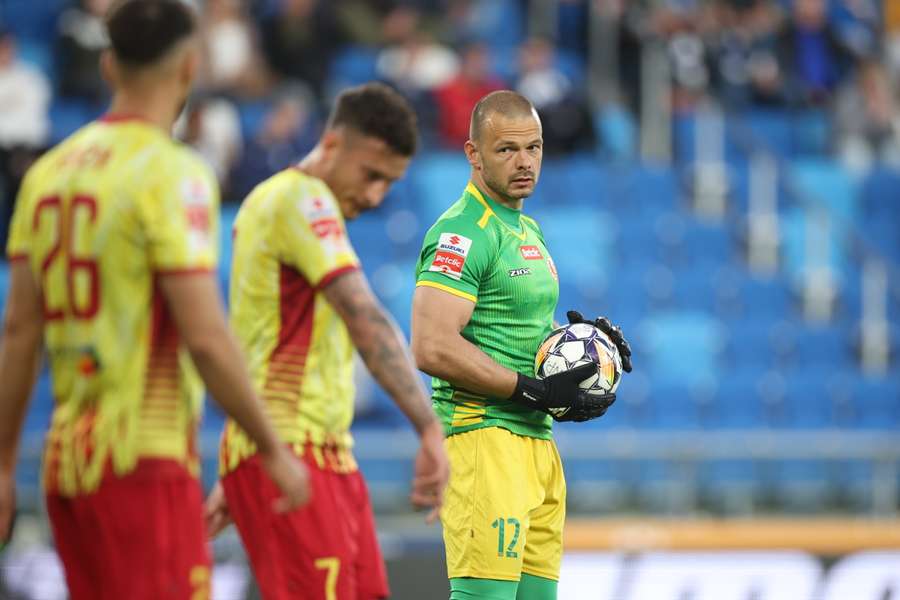 Płock, 28.04.2025. Bramkarz Znicza Pruszków Piotr Misztal (P) podczas meczu 1. ligi z Wisłą Płock.