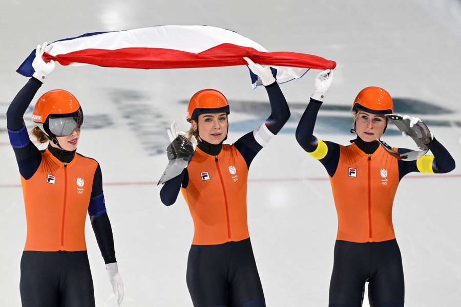 Antoinette Rijpma-de Jong, Joy Beune et Marijke Groenewoud (Pays-Bas) célèbrent leur médaille d’argent