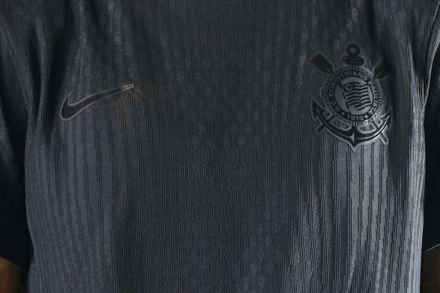 A nova camisola suplente do Corinthians é completamente negra