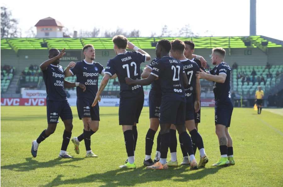 Hráči Slovácka oslavují gól.