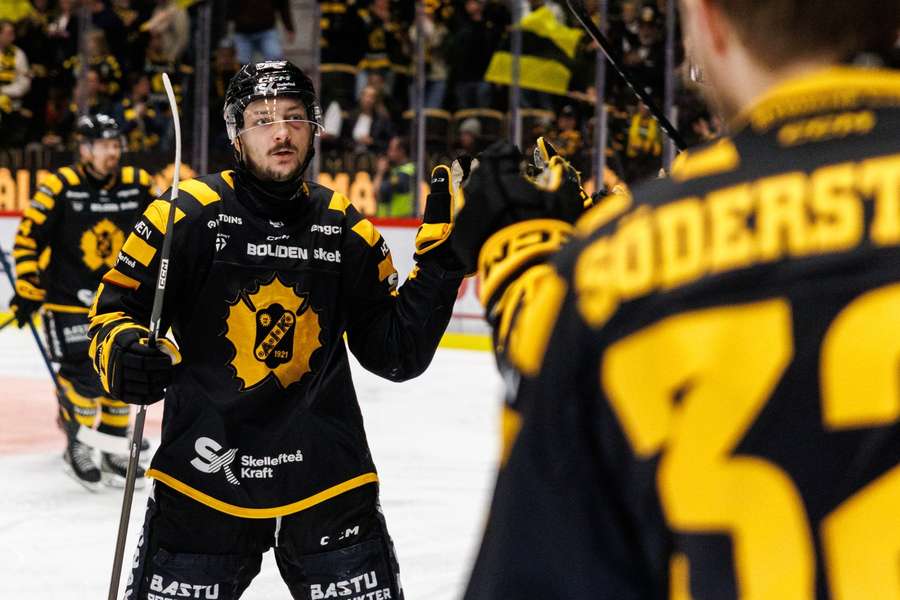 Okuliar sa stal hrdinom svojho mužstva.