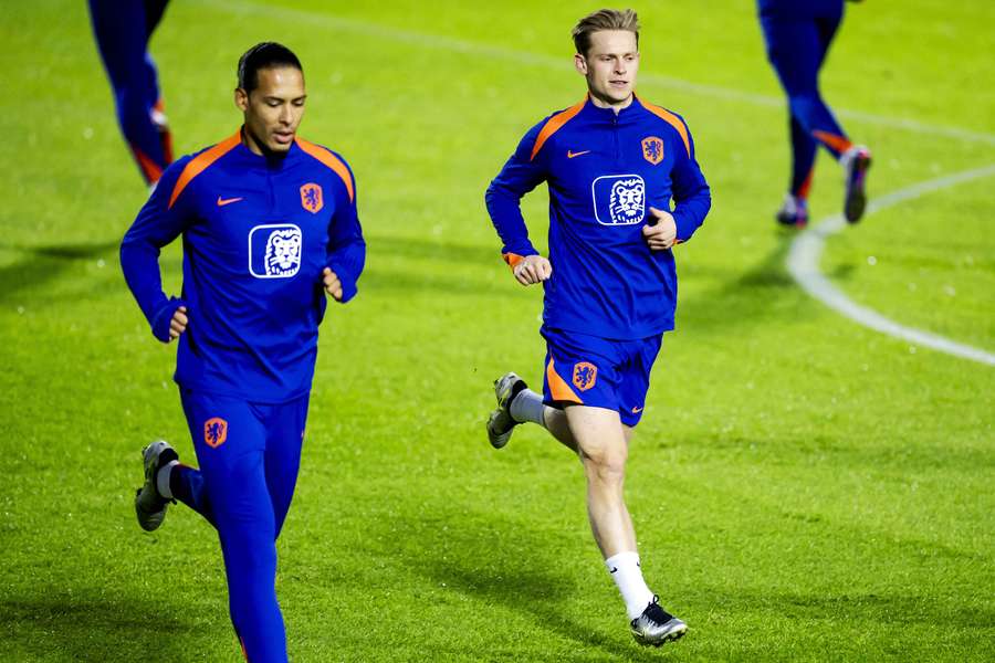 Virgil van Dijk (L) en Frenkie de Jong op de training van Oranje