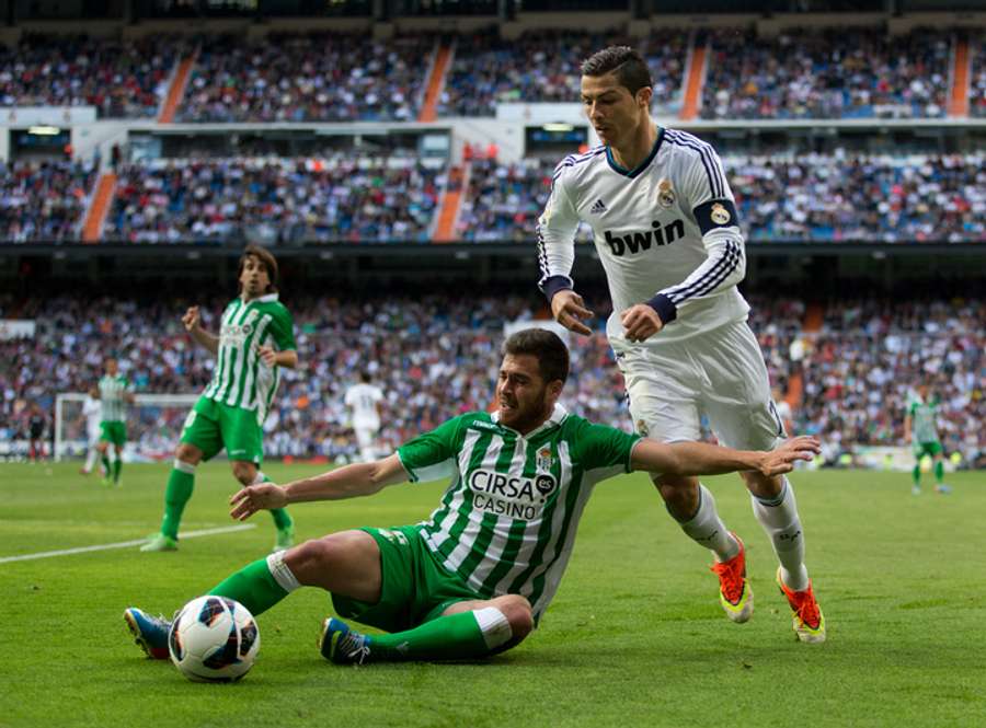 Javi Chica ante Cristiano Ronaldo, en un Real Madrid-Betis Javi Chica ante Cristiano Ronaldo, en un Real Madrid-Betis