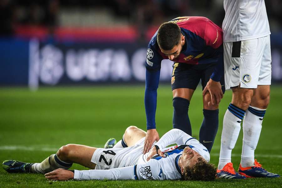 Scalvini lesionou-se durante o jogo contra o Barcelona