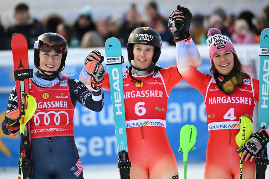 Slalomové pódium najlepších troch pretekárok.