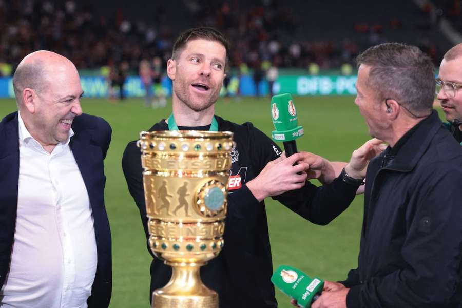 Lothar Matthäus (r.) im lockeren Plausch mit den Bayer-Bossen Xabi Alonso (M.) und Fernando Carro (l.).